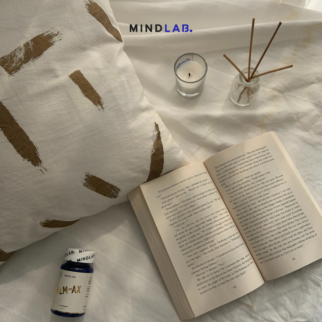 Baca buku, menyalakan lilin aromaterapi, dan minum CALM-AX bisa menjadi pilihan ritual sebelum tidur