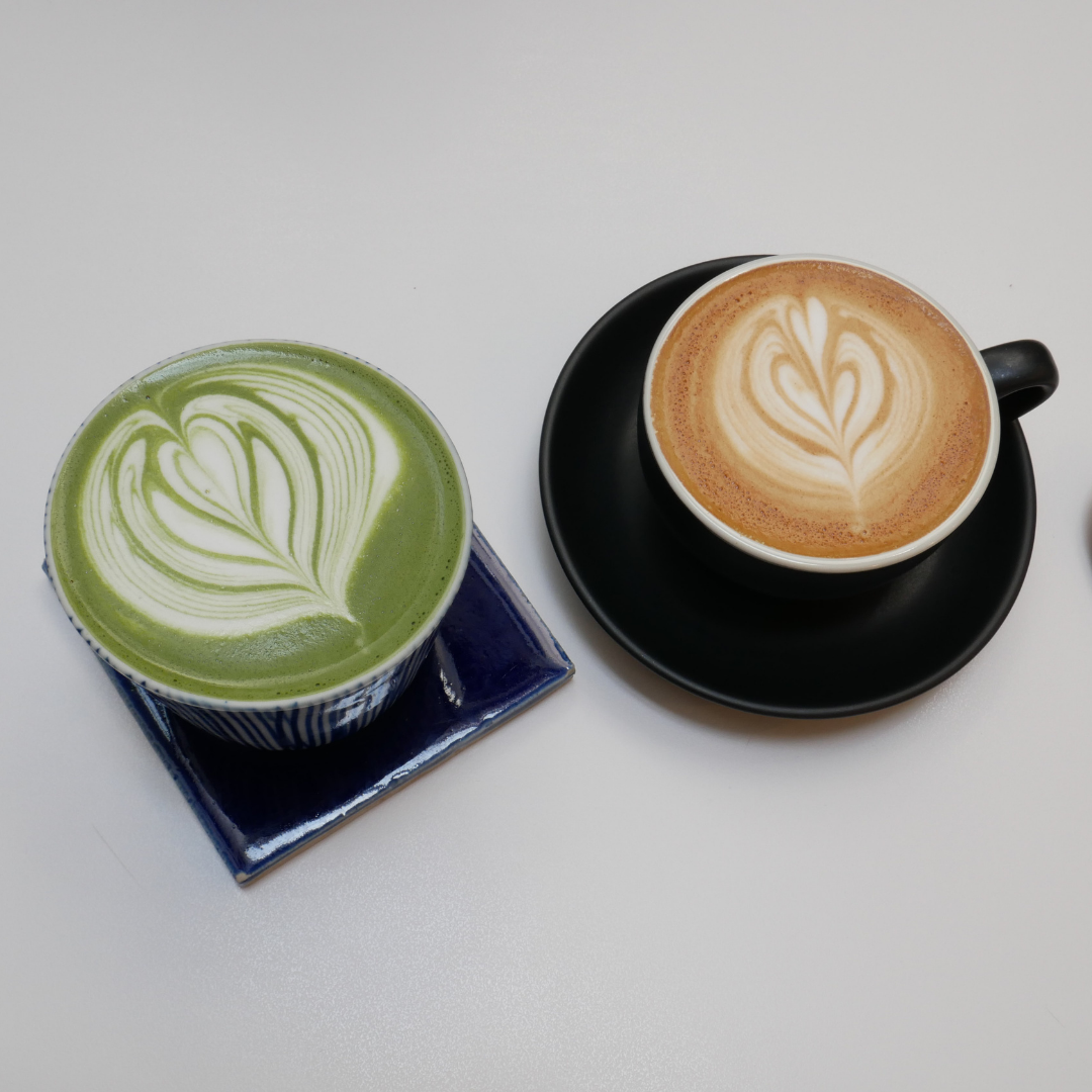 Secangkir matcha dan secangkir kopi